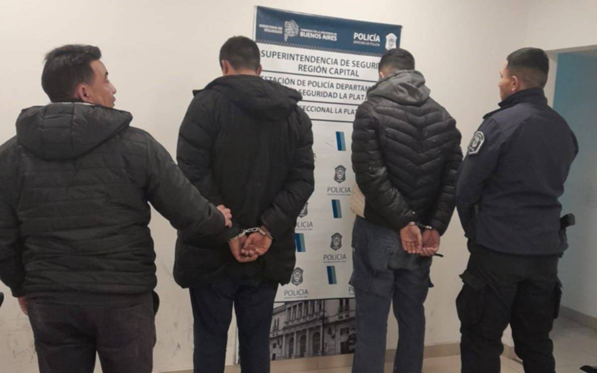 Andaban en un auto robado y con patente falsa en La Plata: no llegaron muy lejos 