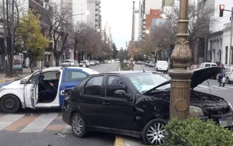 Violento accidente entre un patrullero y un auto en un cruce céntrico de la avenida 44