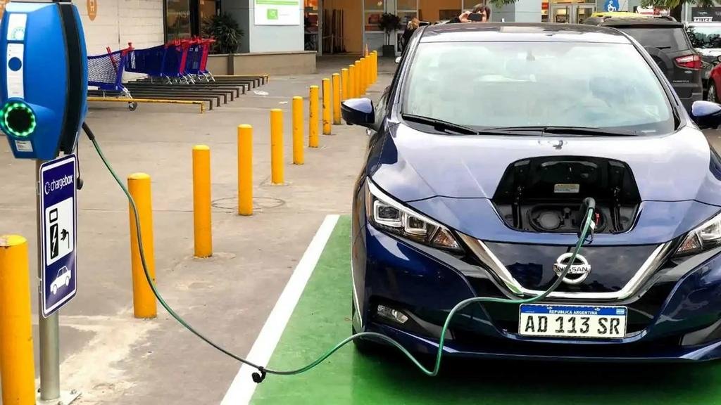 Tecnología: autos eléctricos, ¿una solución o un problema?