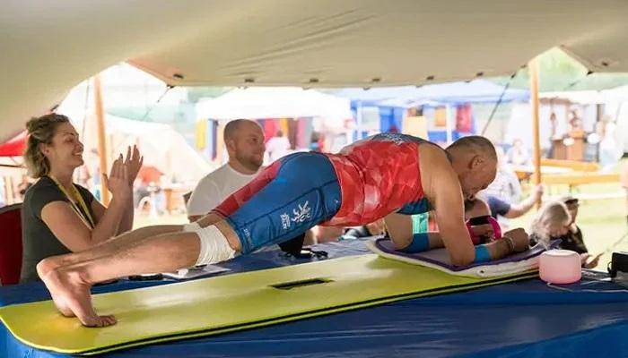 Hizo una plancha abdominal durante más de 9 horas