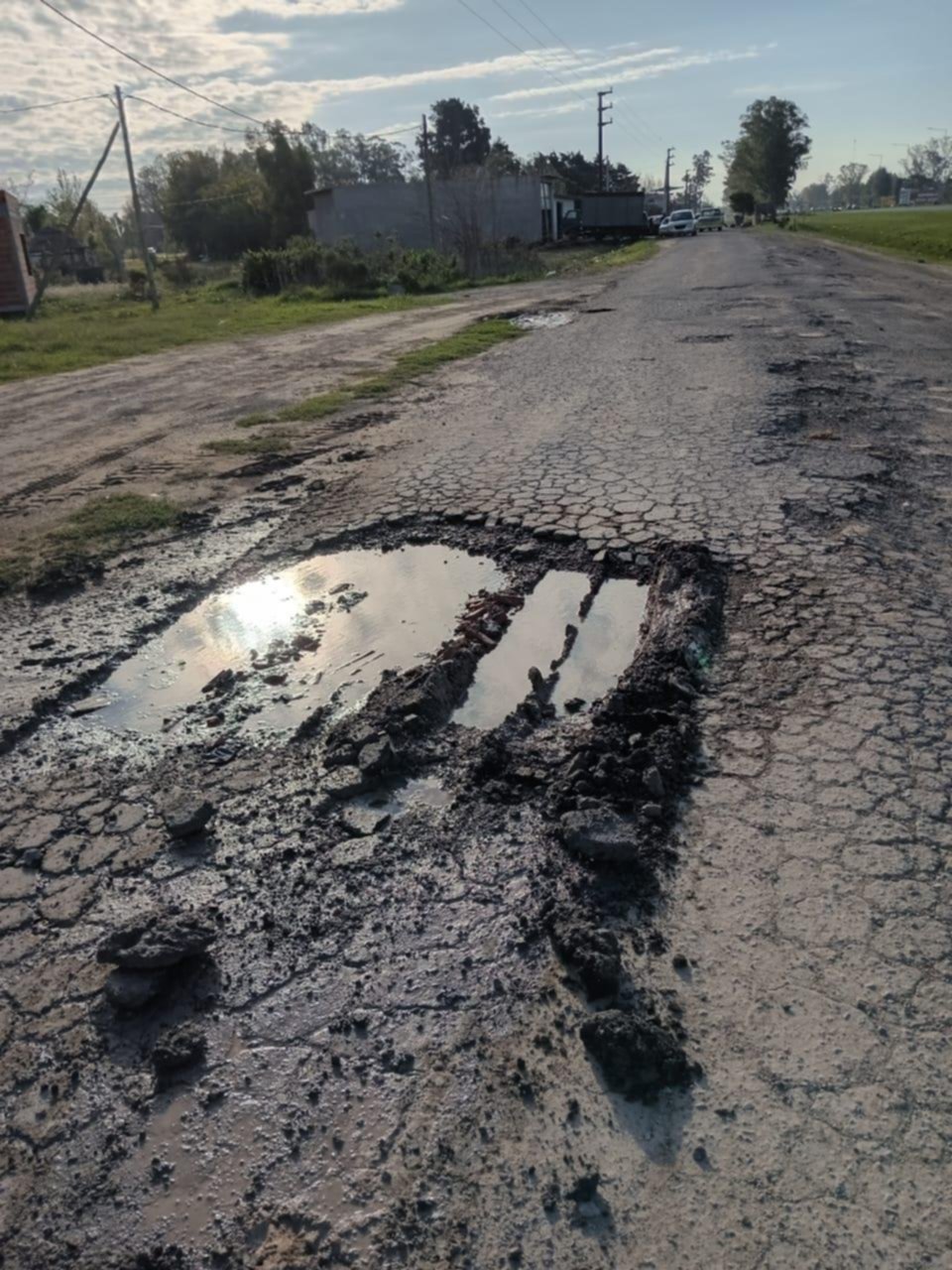 Una colectora de la ruta 2 con la calzada destruida