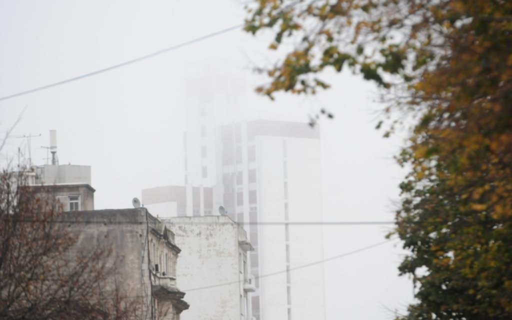 La Plata en imágenes: la neblina que abraza