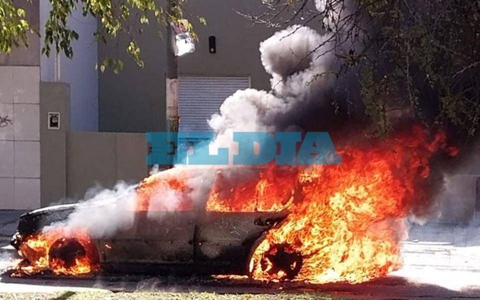 Otro auto devorado por el fuego en las calles de La Plata