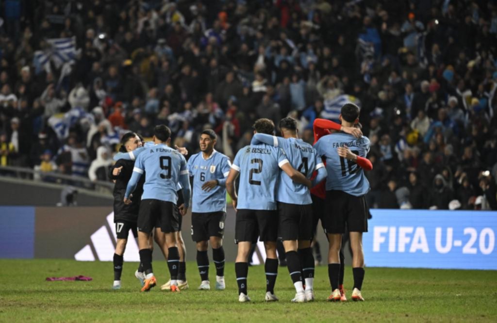 Enorme movilización de hinchas uruguayos que coparon el estadio Maradona