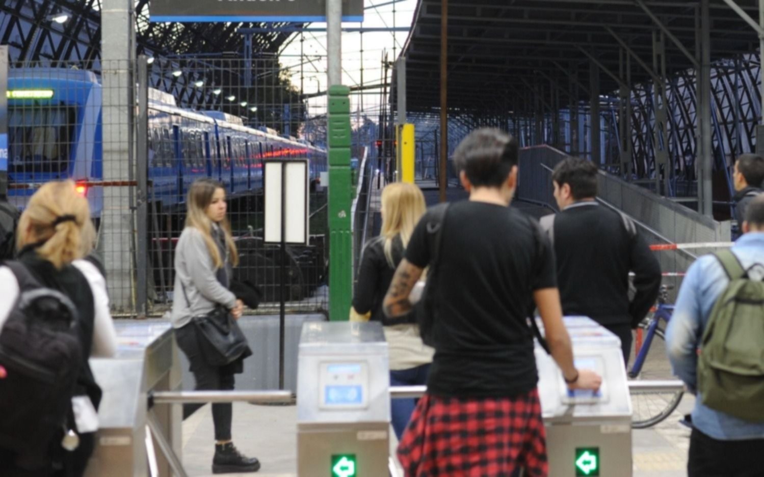 Anuncian un paro de trenes para el jueves y esta tarde se define el de los micros