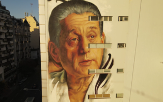 Es argentino y recorre el mundo haciendo murales de destacadas personalidades