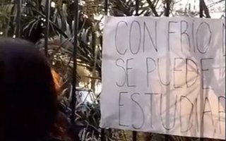"Con frío no se puede estudiar", dos escuelas se movilizan en La Plata, por las bajas temperaturas