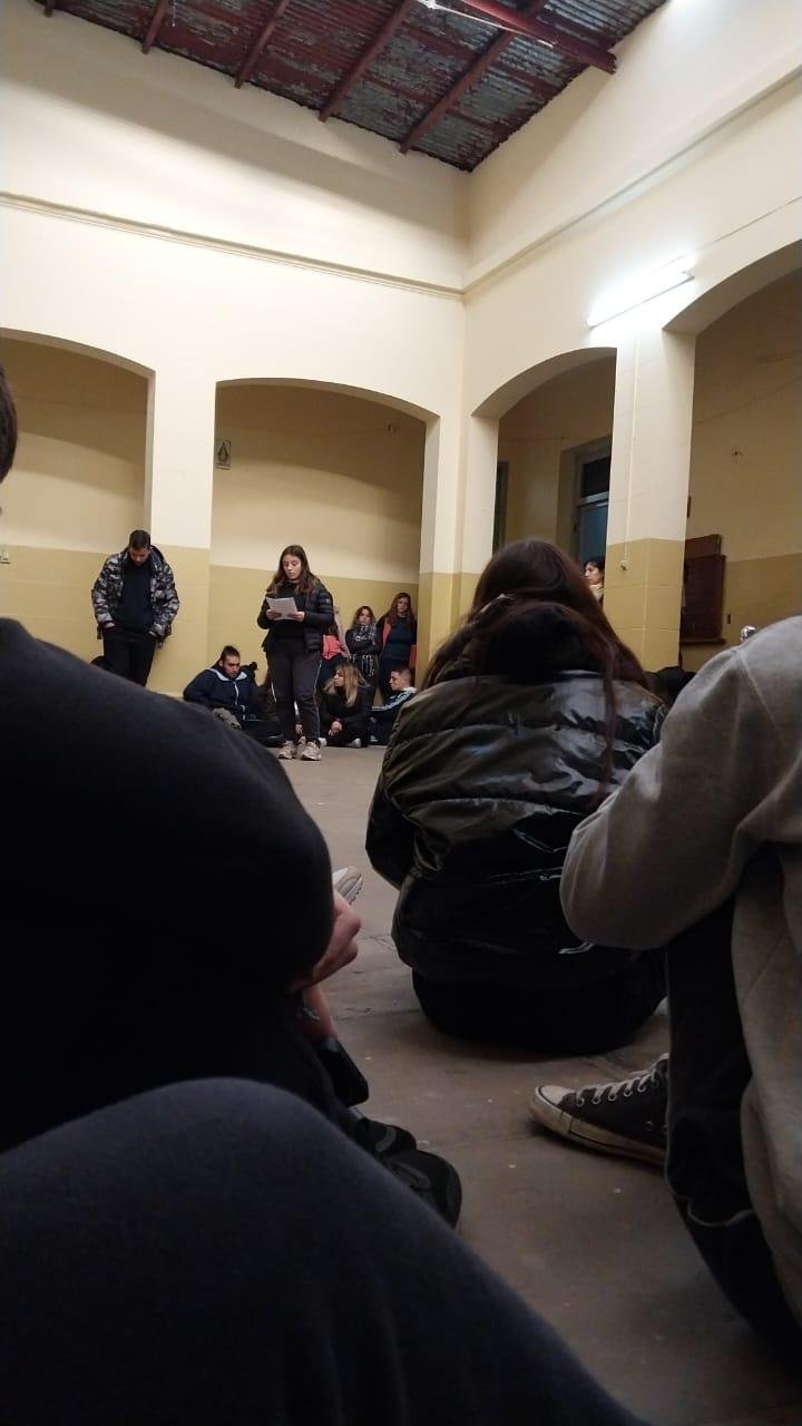 Sentada en un colegio por el despido de una docente
