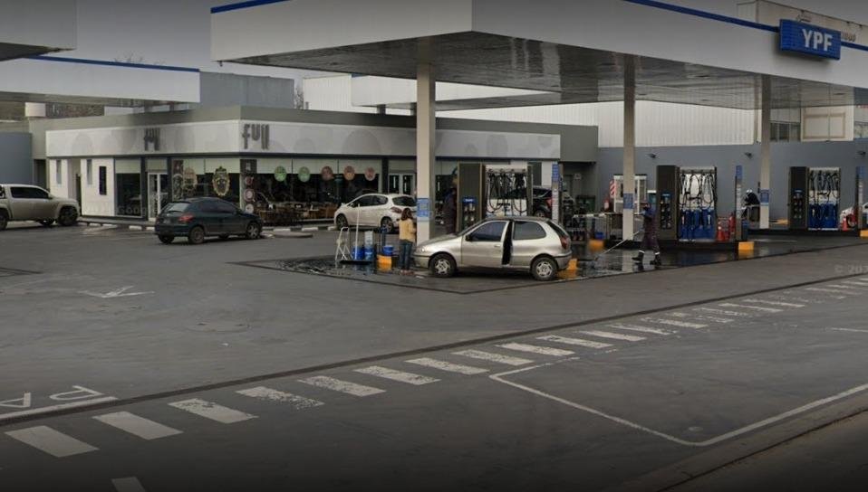 De madrugada, asaltaron la estación de servicio de 122 y 43