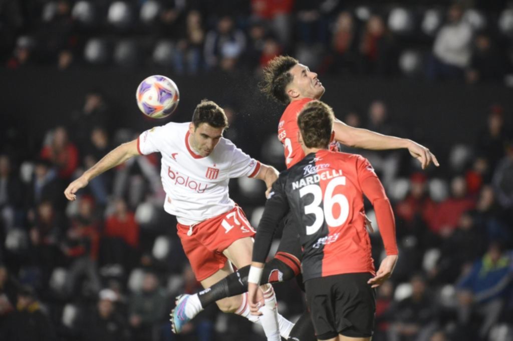 La matriz de jugar con un solo atacante carga de obligaciones a Boselli y debería revisarla