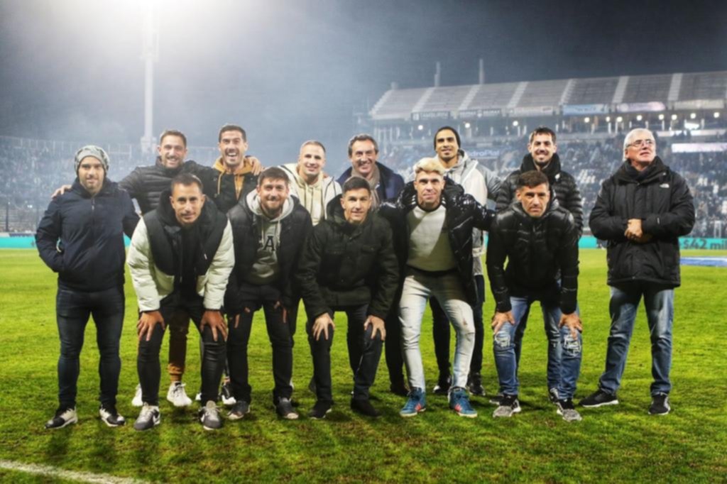 Reconocimiento al plantel del ascenso a 10 años de la vuelta en el Kempes