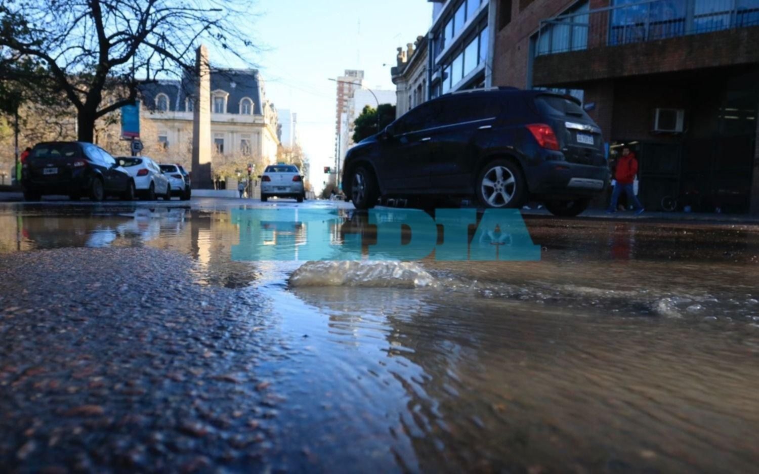 Baja presión de agua en el Centro de La Plata por la reparación de una gran pérdida frente a Gobernación