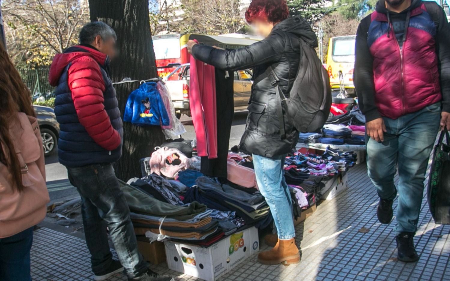 Mañana en EL DIA: la venta ilegal volvió a ganar las calles de La Plata