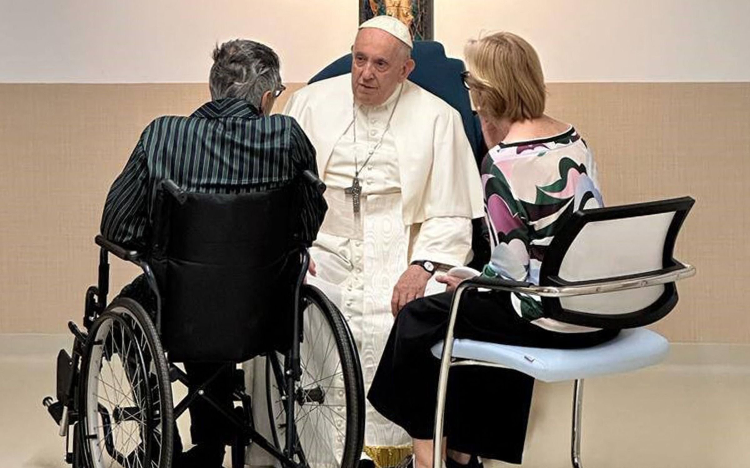 El papa Francisco reapareció en público después de la operación