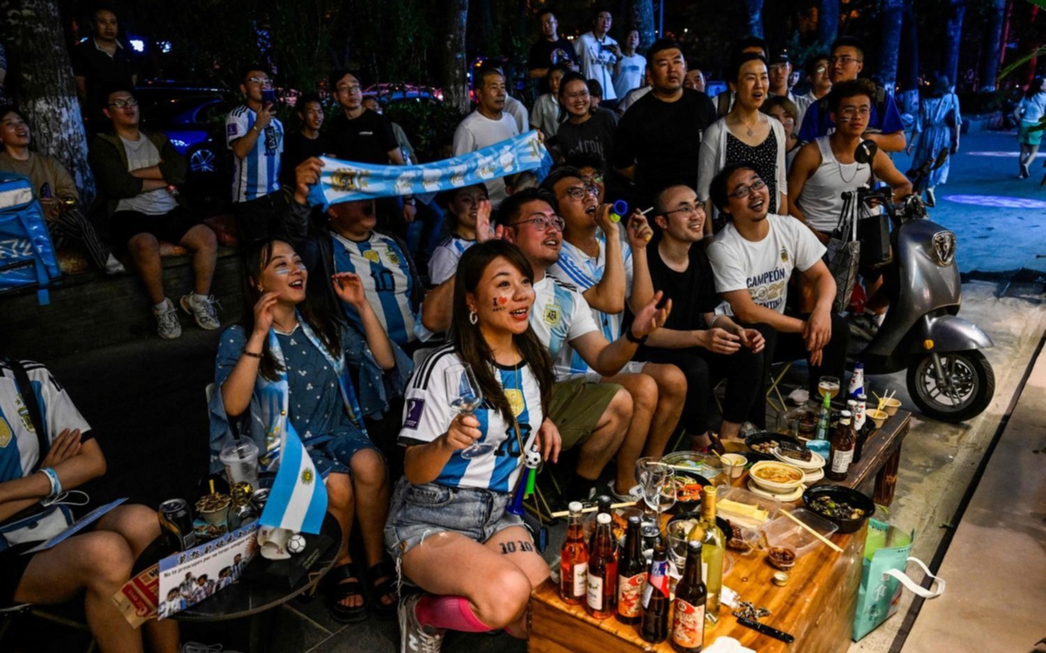 Las mejores imágenes de la "Messi manía" en Beijing: banca total de los chinos a la Scaloneta