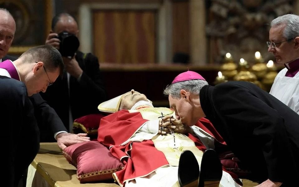 Francisco echó del Vaticano al exsecretario de Benedicto XVI