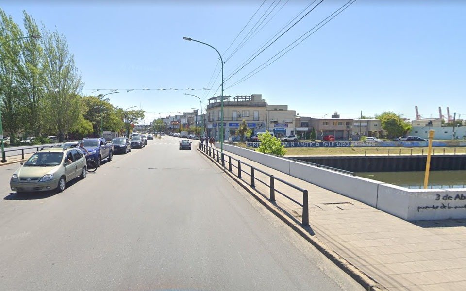 En Berisso, una mujer tuvo que ser rescatada tras caer de un puente