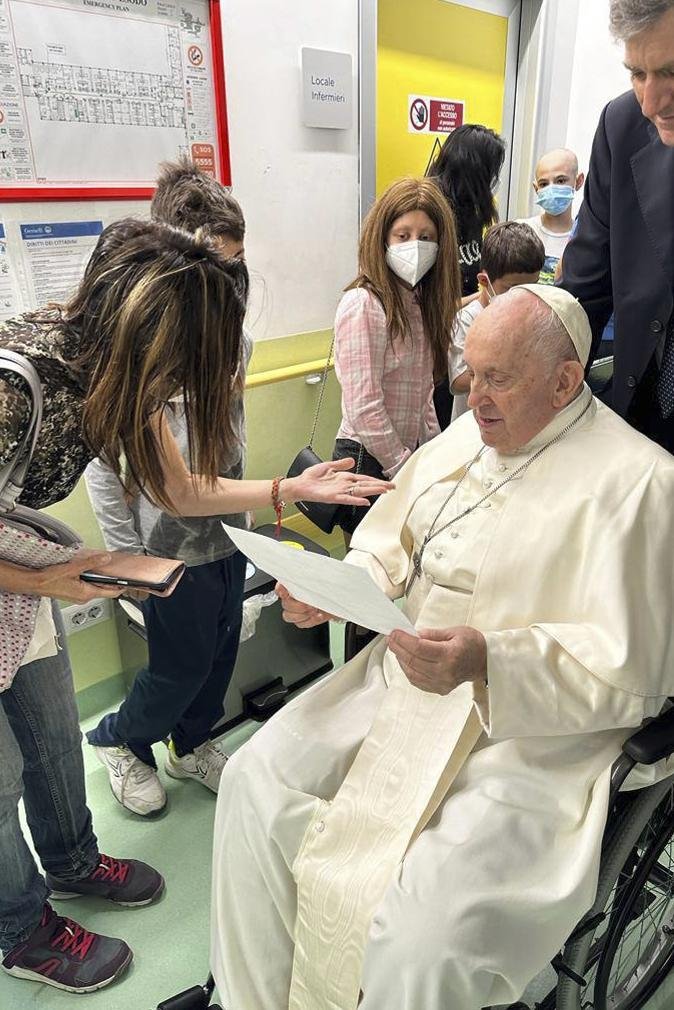 Reapareció el Papa: echó al exsecretario de Benedicto