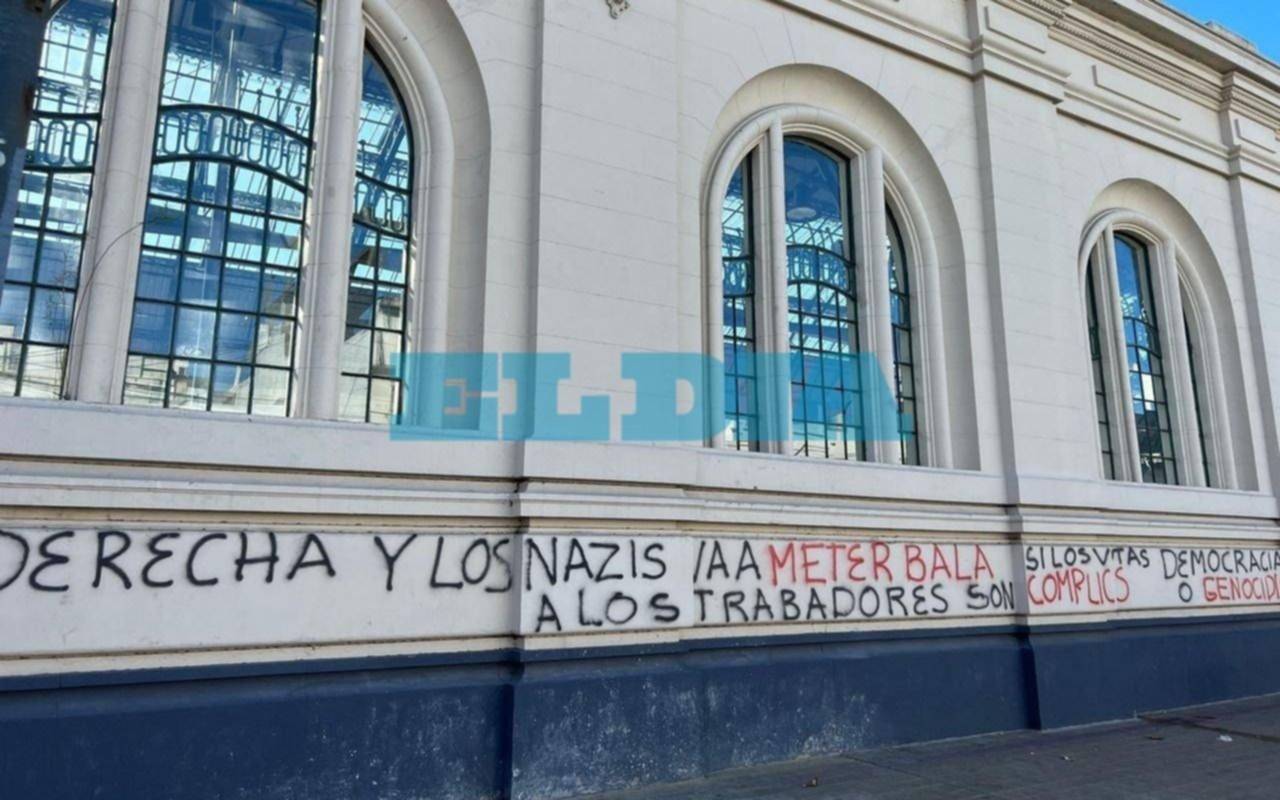 Vandalizaron la fachada de la Estación de Trenes de La Plata a meses de su restauración: indignación vecinal