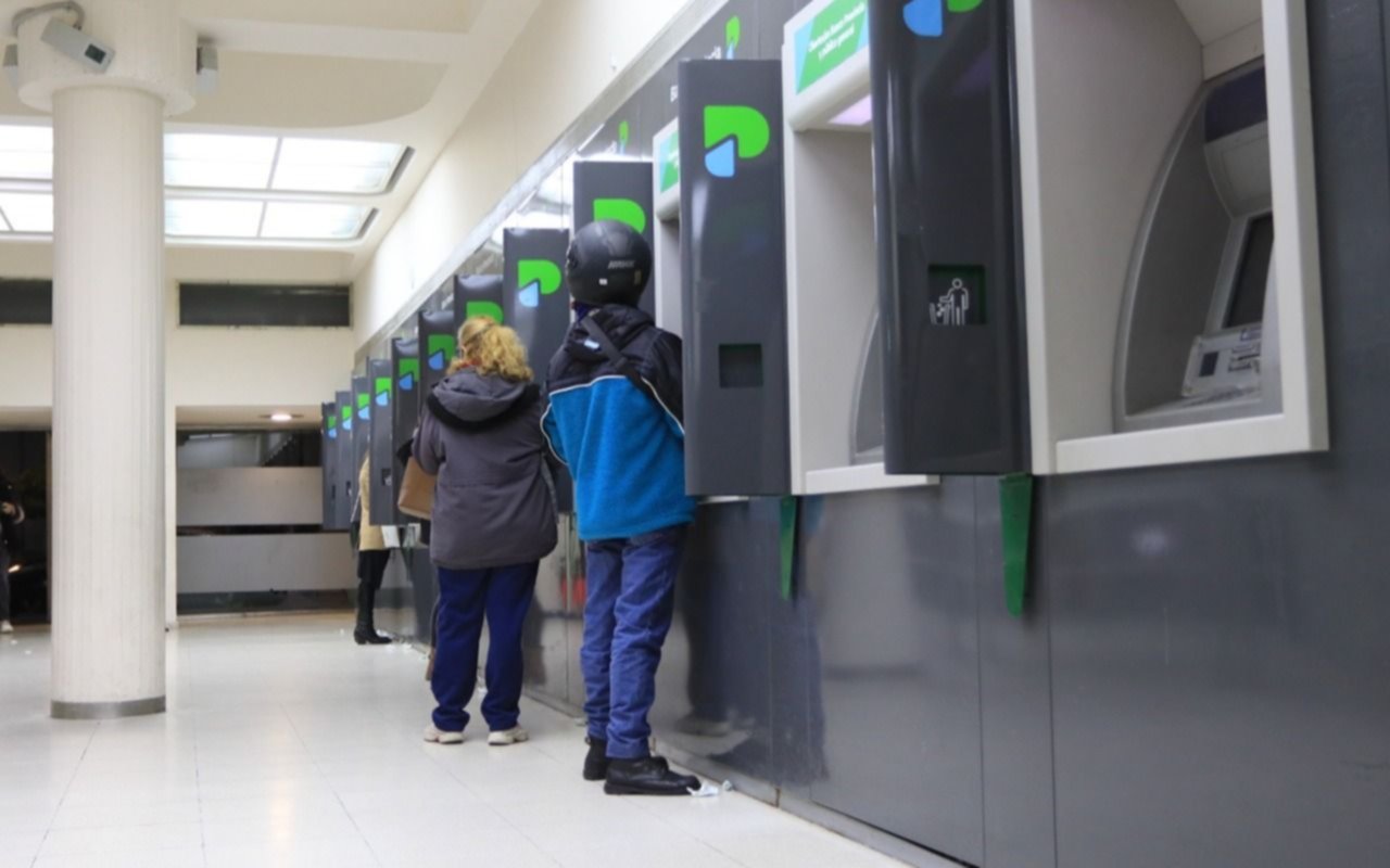 Aumento a estatales y docentes bonaerenses: qué porcentaje negociarían la Provincia y los gremios en la paritaria