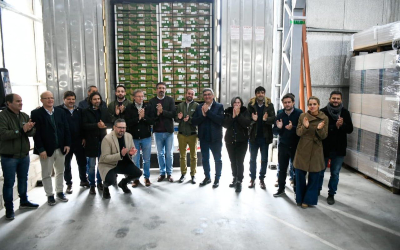 Javier Rodríguez participó del acto por la primera exportación a España de CoopeKiwi
