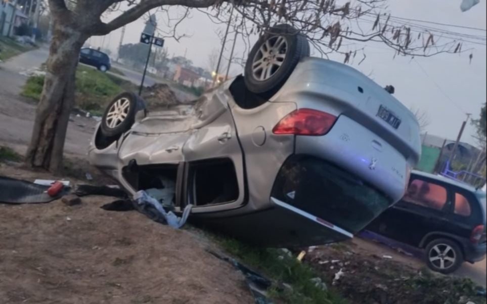 Robaron a punta de pistola, en la fuga chocaron y volcaron