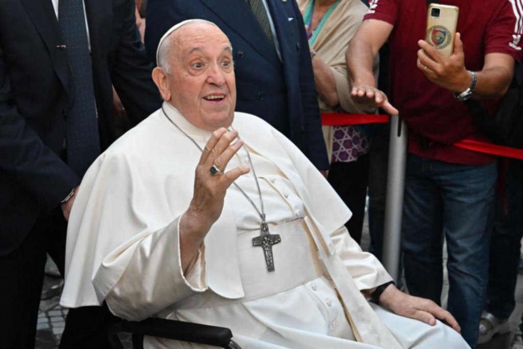 “Sigo vivo”, dijo el Papa al dejar el hospital y en breve se verá con Lula