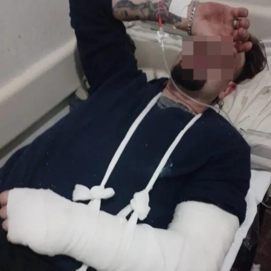 Un joven estaba en el gimnasio, su exsuegra irrumpió y le disparó