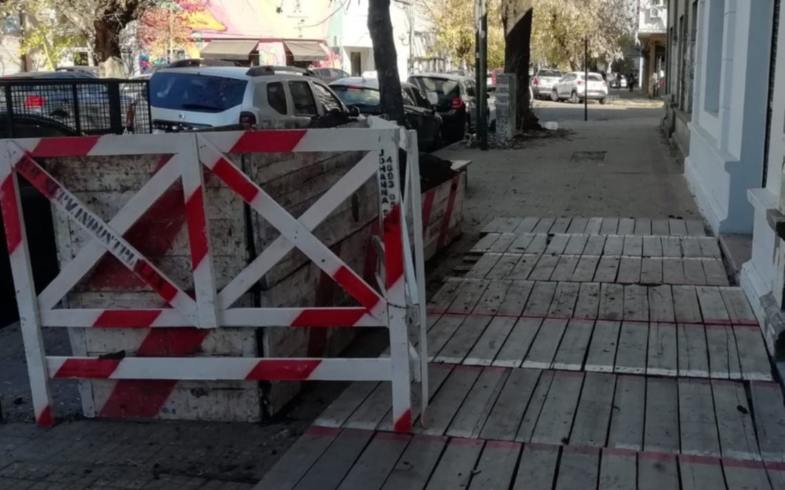 En barrios de La Plata pasaron la gélida madrugada sin luz : "Antes era por el calor, ¿y ahora es por el frío?" 