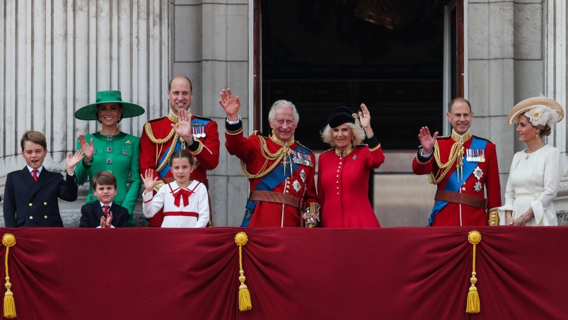 A caballo y de uniforme, Carlos III “sopló” las velitas en su cumple oficial