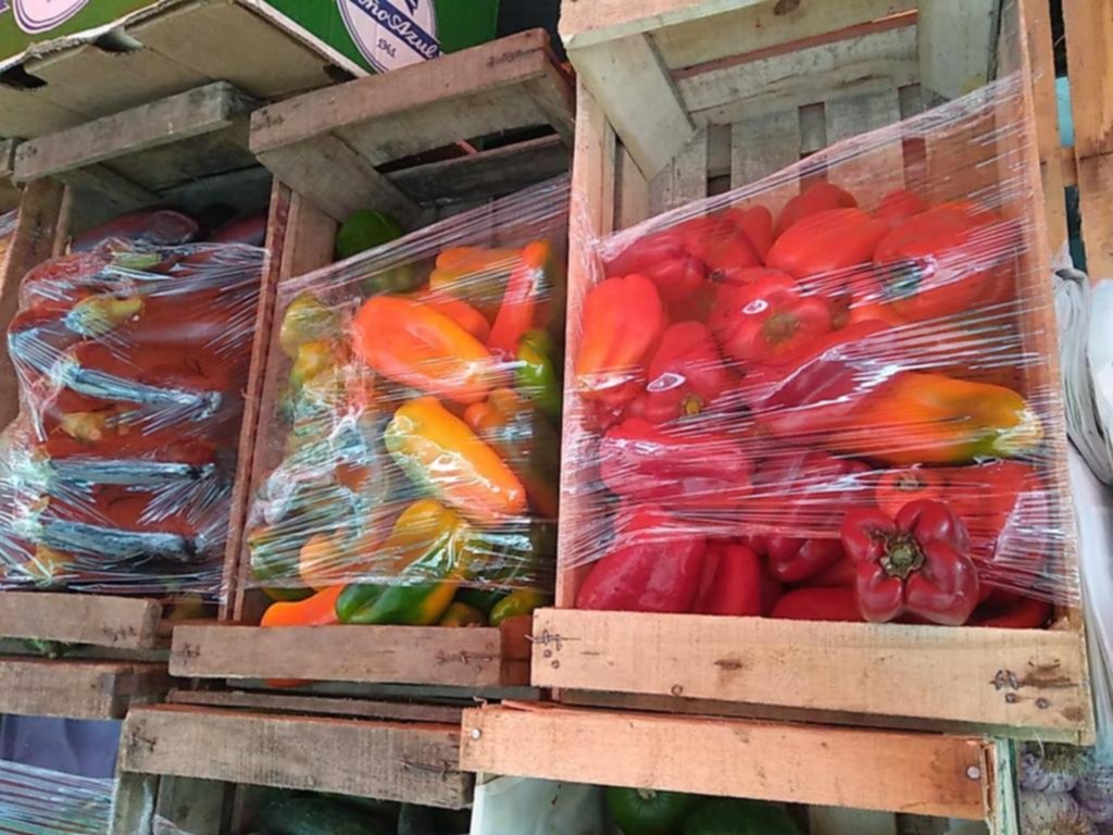 Verdulerías: con precios en la mira, la disparidad pega entre los morrones