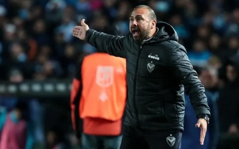 Estalló el DT de Vélez tras la derrota con Racing: "Si quieren que nos vayamos a la B, que avisen y no competimos"