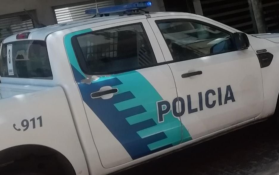 Una joven chocó a 4 autos y luego se estrelló contra un árbol en La Plata: "Estaba fuera de sí", afirman los vecinos