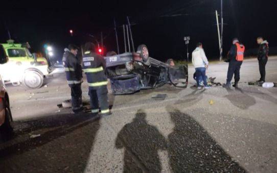 Tres heridos tras un choque entre dos autos en La Plata: uno de ellos volcó