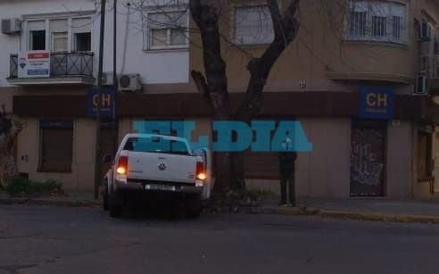 Una Amarok se incrustó a metros de la Plaza Olazábal tras chocar a dos autos