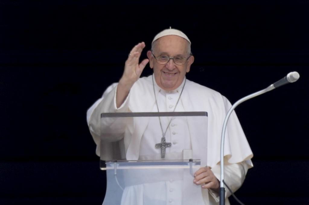 Muy aplaudido, el Papa celebró el Angelus dominical tras su cirugía de abdomen
