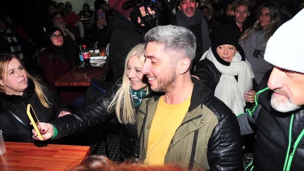 Así fue la salida de Jey Mammon: selfies, besos y sonrisas, tras la denuncia de abuso sexual a un menor