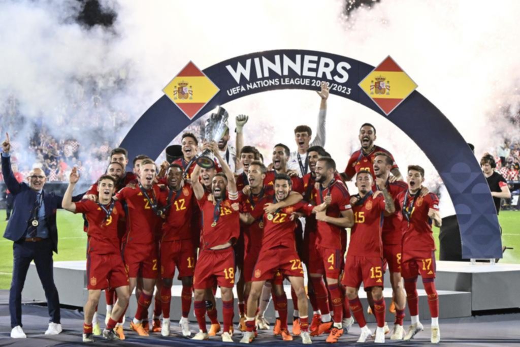 Dos tapadas del arquero en los penales le aseguraron el título a España en la final ante Croacia