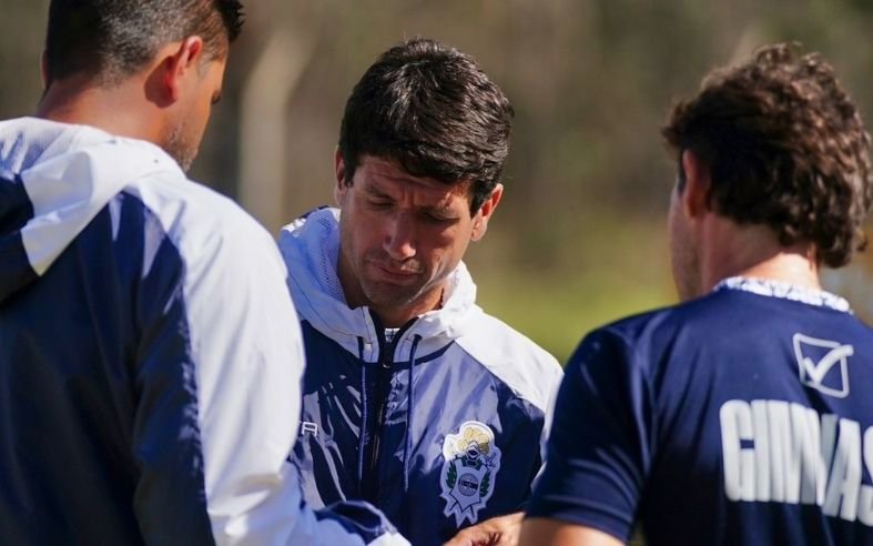 Hace fútbol y Chirola define el equipo para ir a Santiago