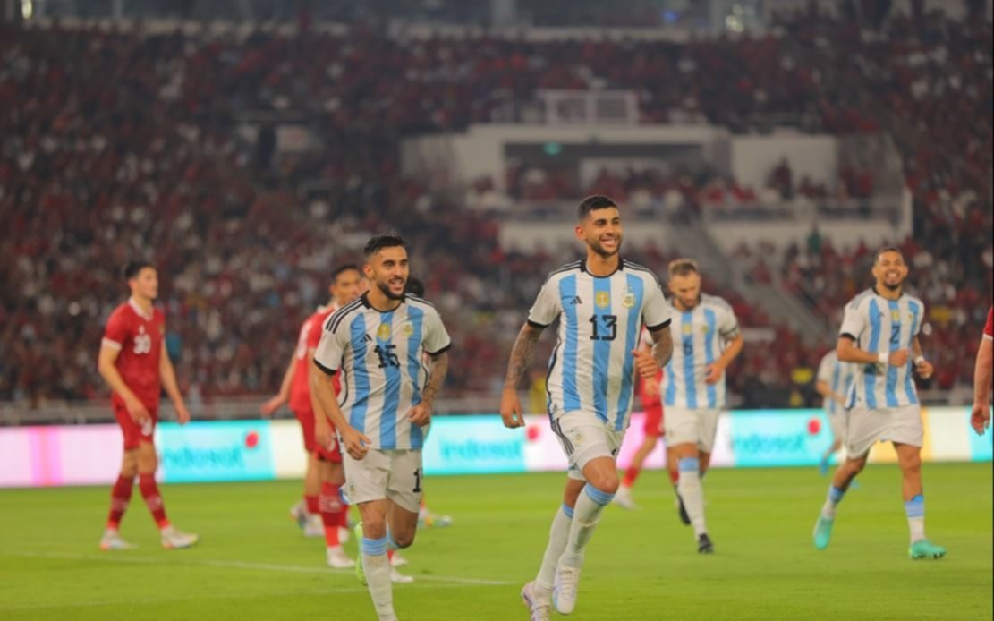 Con un golazo de Paredes y otro de "Cuti" Romero, Argentina venció 2 a 0 a Indonesia en Yakarta