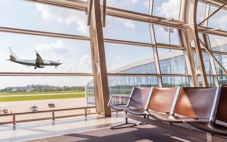 El drama de dos platenses en Aeroparque: iban a Japón, les robaron la mochila con los pasaportes y no pudieron viajar
