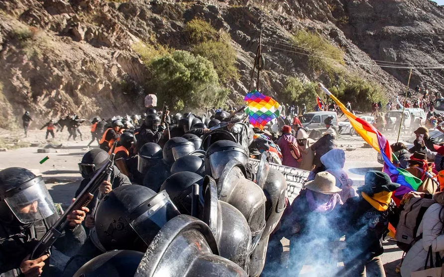 Jujuy: en medio de las protestas, retienen a tres policías en un piquete