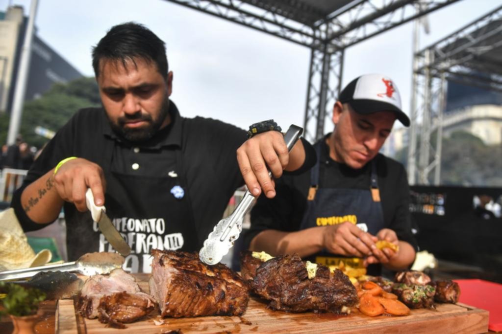 Toda la carne al asador en la avenida 9 de Julio