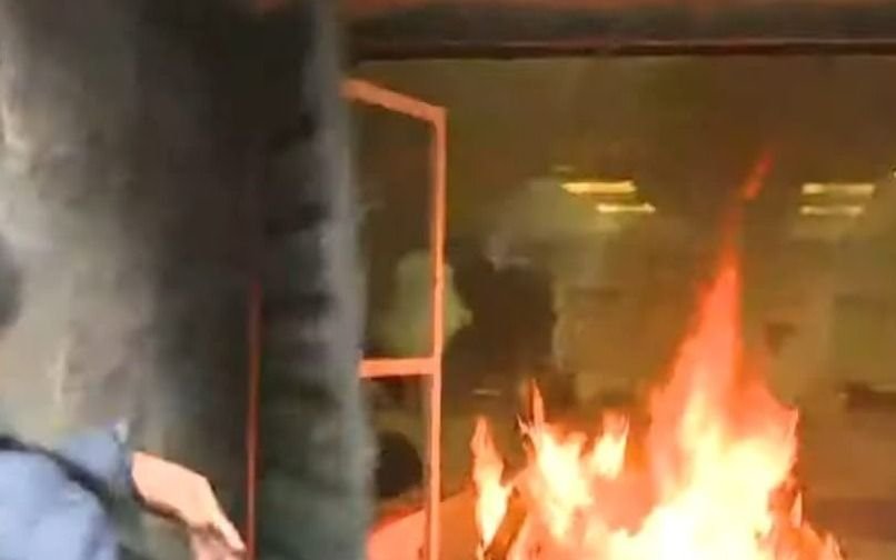 VIDEOS. Las violentas imágenes de cómo intentaron prender fuego la Legislatura de Jujuy