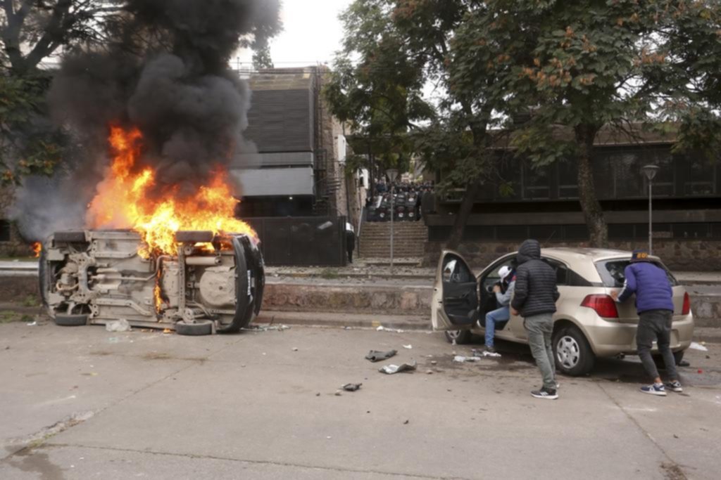 Violencia en Jujuy: ataque a la Legislatura y batalla campal