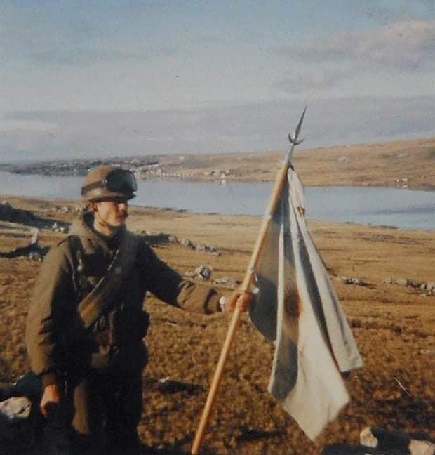 La Bandera Argentina que los ingleses quisieron y no pudieron tomar como trofeo de guerra en Malvinas
