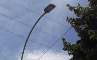 Luminaria pública que no funciona y dos pérdidas de agua, el reclamo en una cuadra de Gonnet