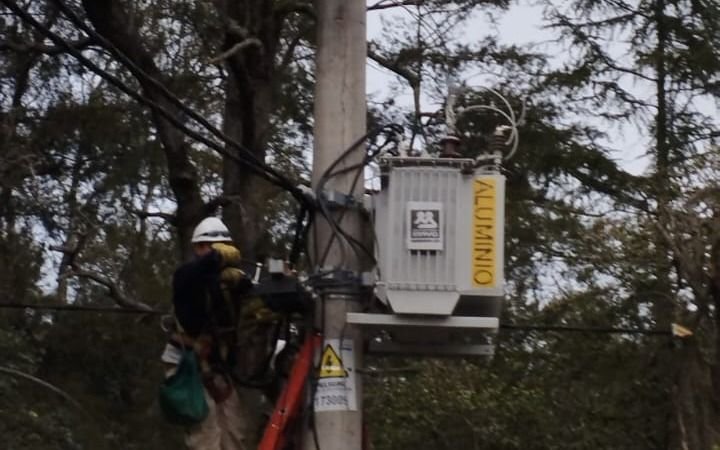 Realizan obras en la red eléctrica de Gorina