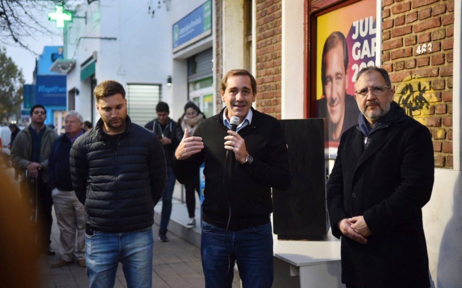 El intendente Garro, de campaña en Villa Elisa