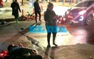 Un repartidor chocó contra un auto cuando escapaba de motochorros en Barrio Norte